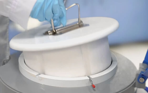 液氮罐裏的樣品怎麽取(qǔ)?